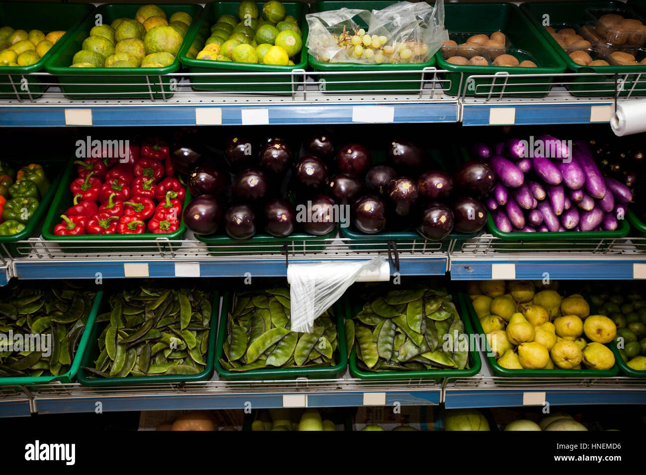 Vielfalt an Obst und Gemüse im Supermarkt ausgestellt Stockfoto