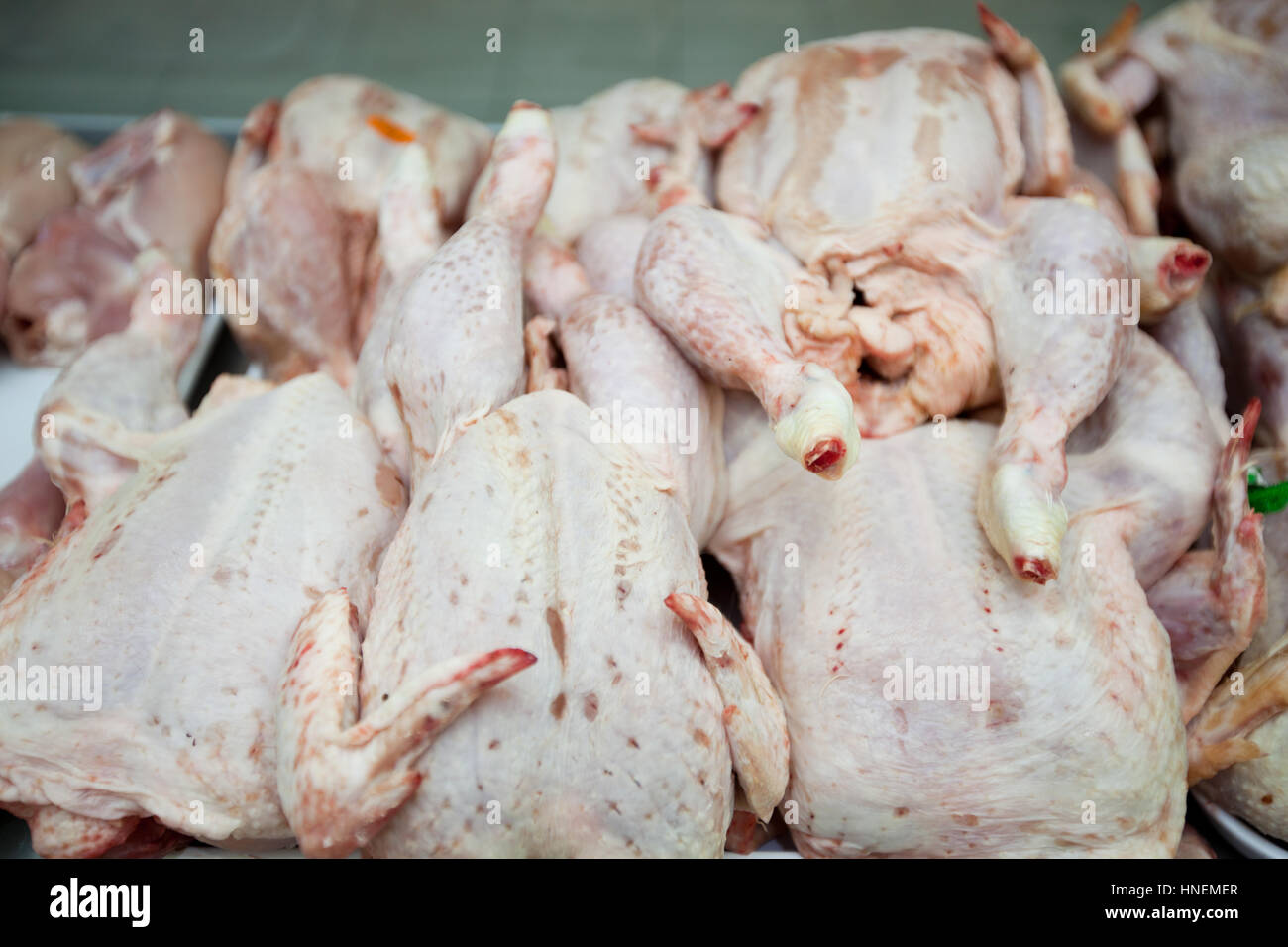 Rohe Hühner im Supermarkt Stockfoto