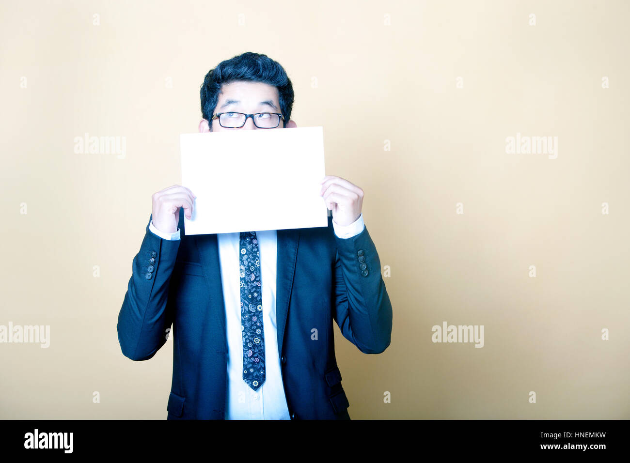 Asiatische Geschäftsmann mit weißen leere Schild Stockfoto