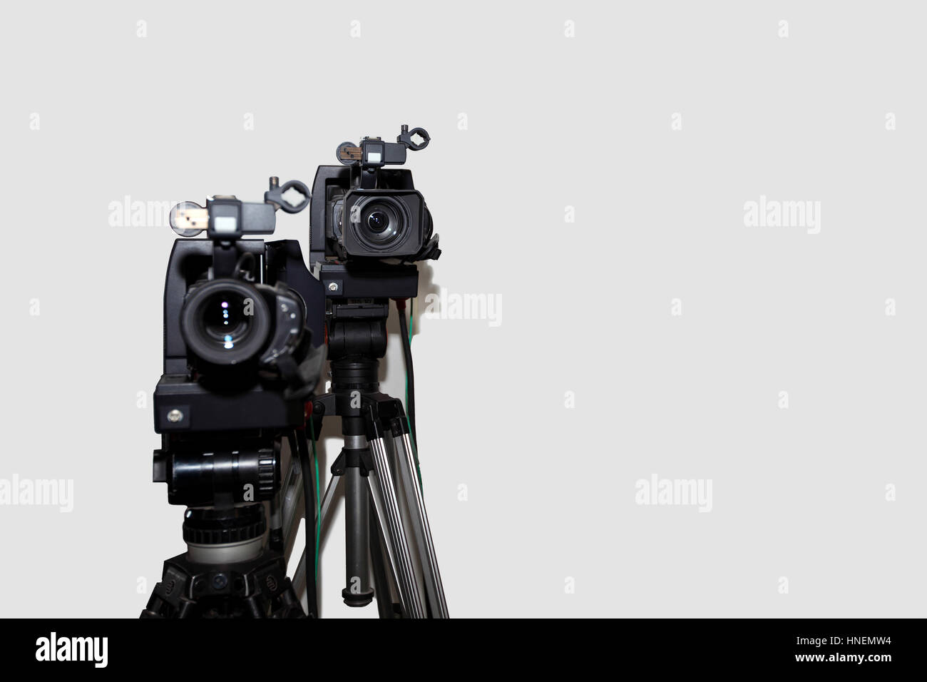 Kamera und Stativ vor weißem Hintergrund Stockfoto
