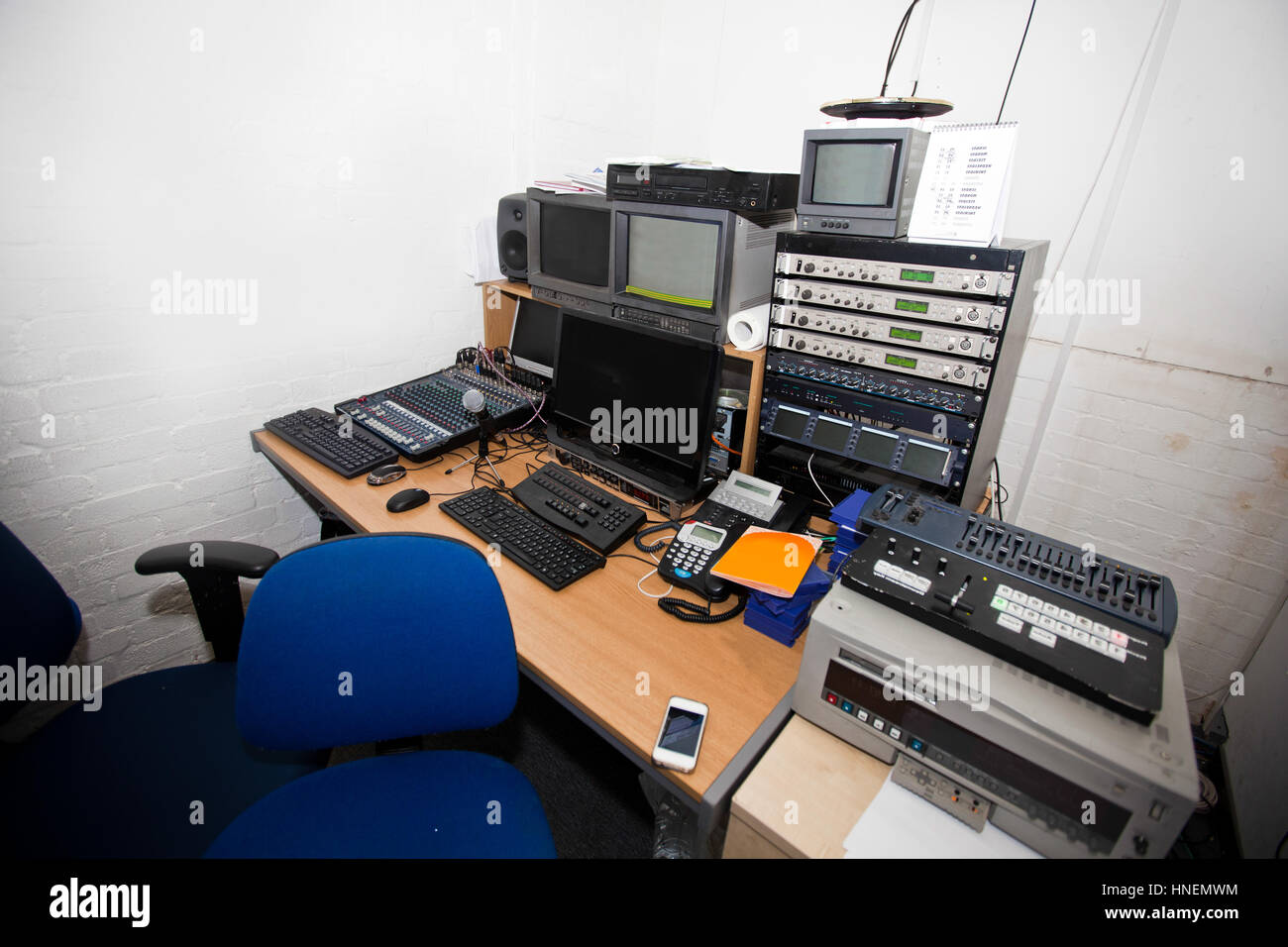 Computer und Audio Geräte im Fernsehstudio Stockfoto