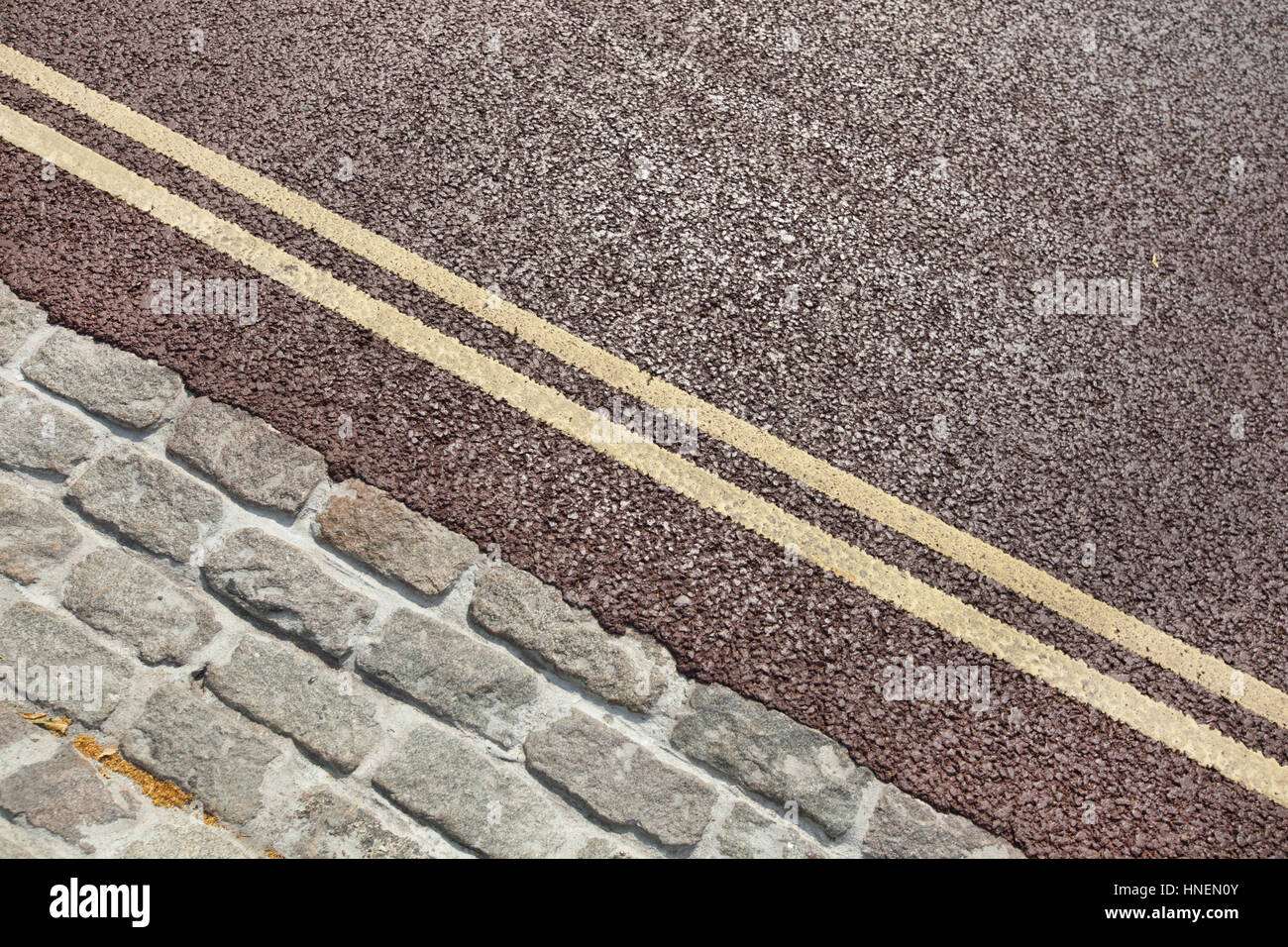 Doppelte gelbe Linie auf Straße Stockfoto