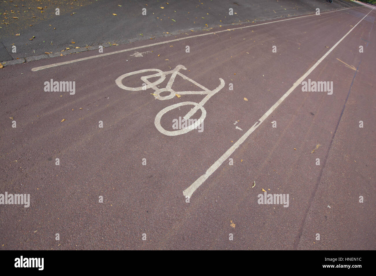 Zeichen der Fahrrad-Parken auf Straße Stockfoto