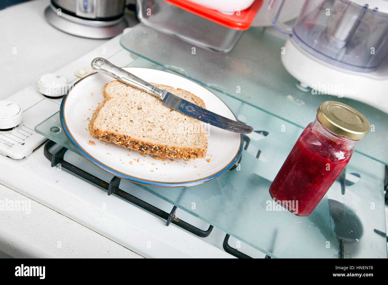 Gebackene Brot und Marmelade Flasche auf Küchentisch Stockfoto