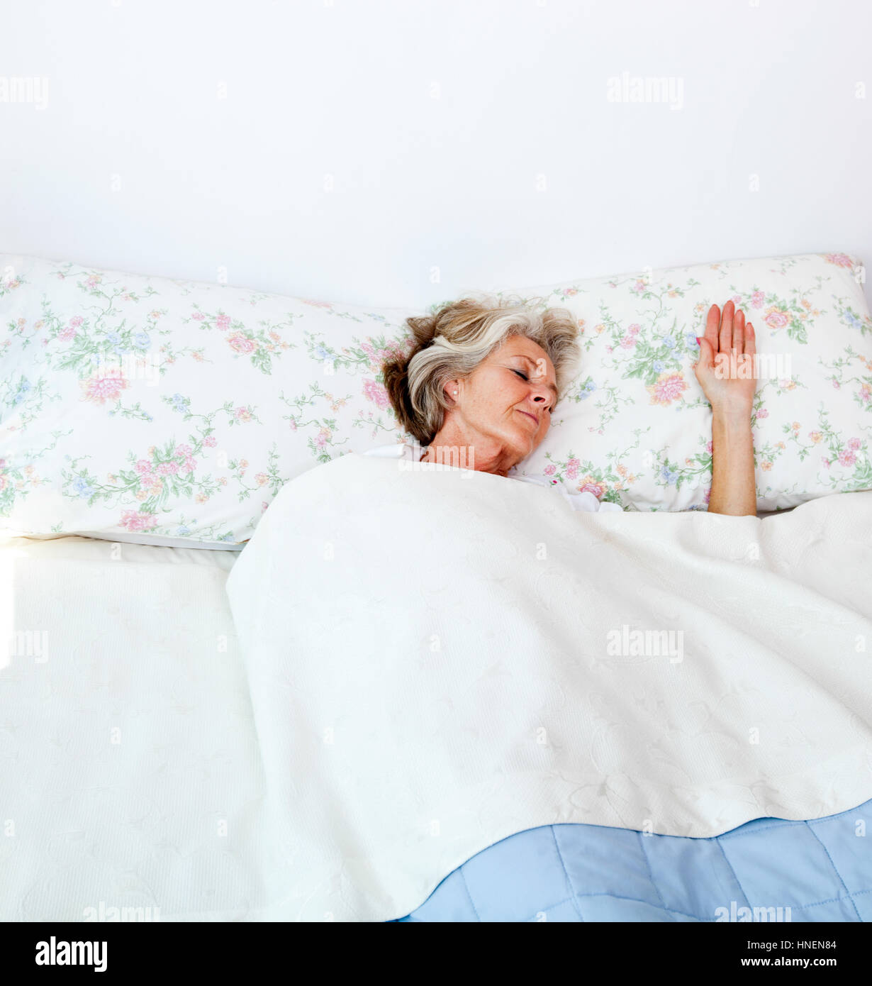 Ältere Frau schläft im Bett zu Hause Stockfoto