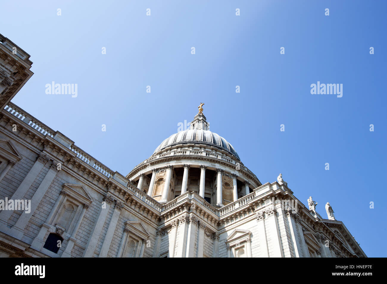 Blick von unten auf St. Pauls Cathedral, London Stockfoto