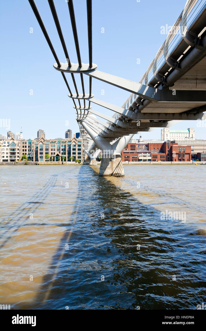 Blick von unterhalb der Millennium Bridge Stockfoto