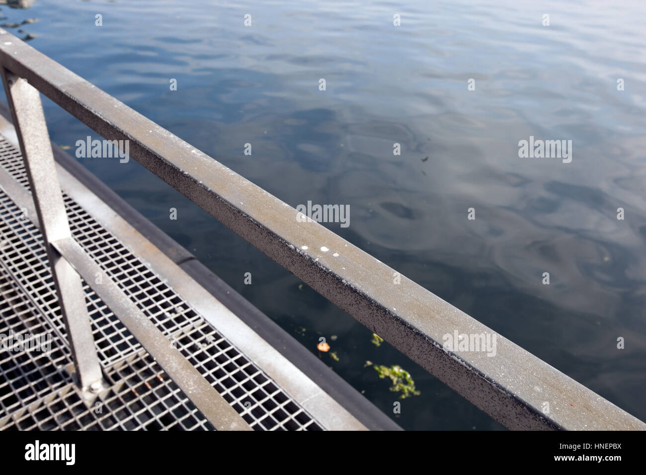 Geländer mit Wasser Stockfoto