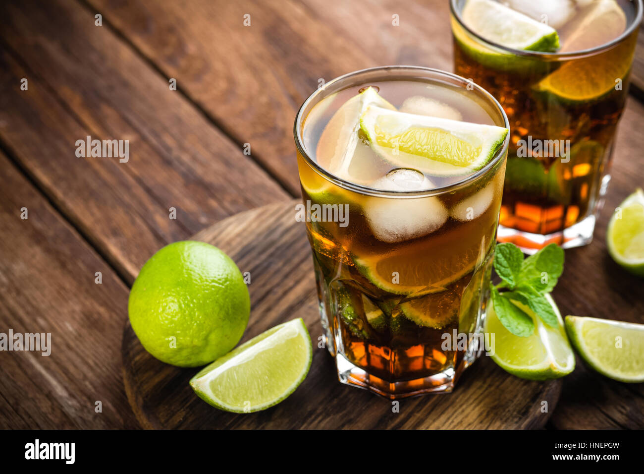 Cuba Libre cocktail mit Cola, Limette und Eis im Glas, kalte longdrink Stockfoto