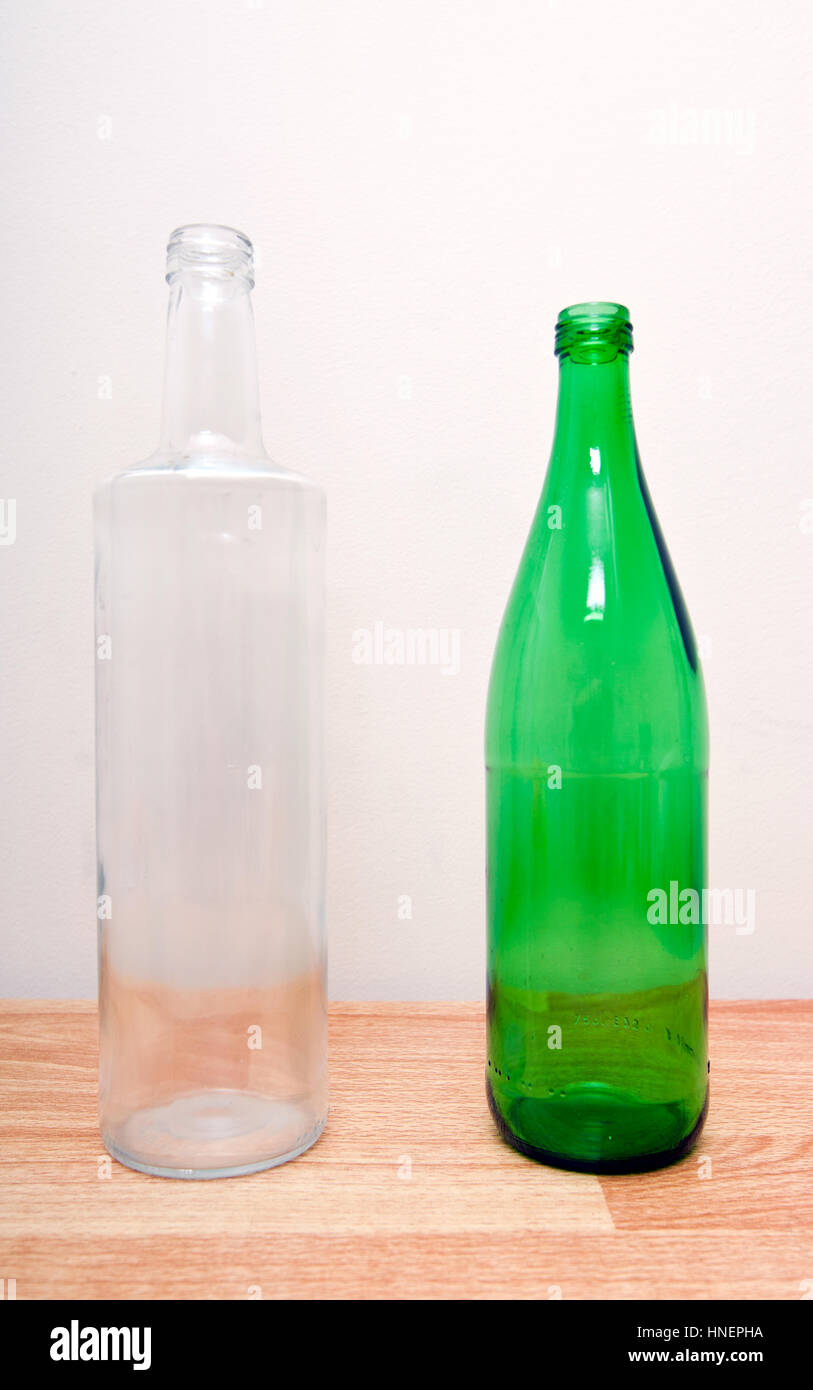 eine grüne Glasflasche und ein durchsichtiger Glasflasche Stockfoto