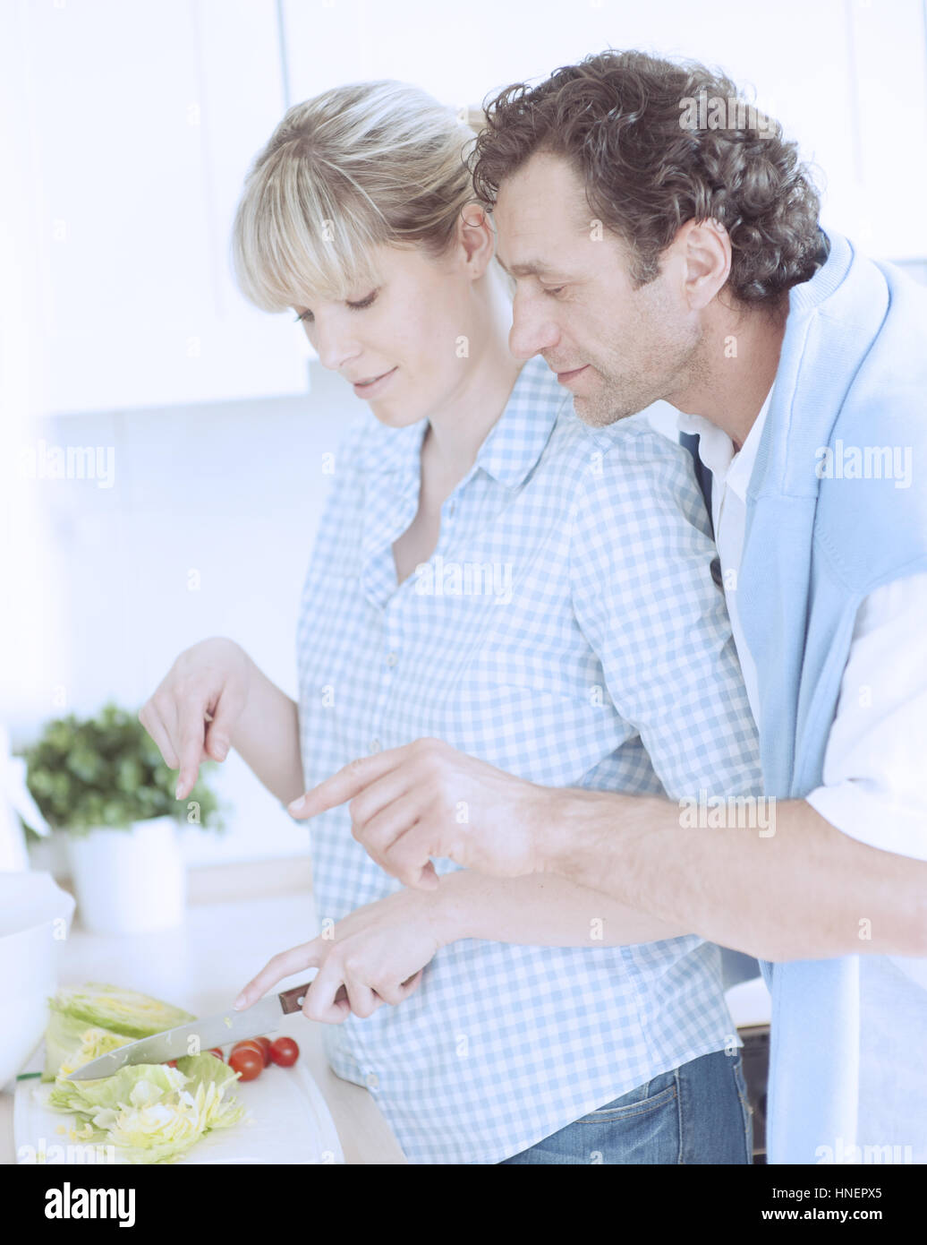 Ein paar macht einen gesunden Salat in der Küche Stockfoto