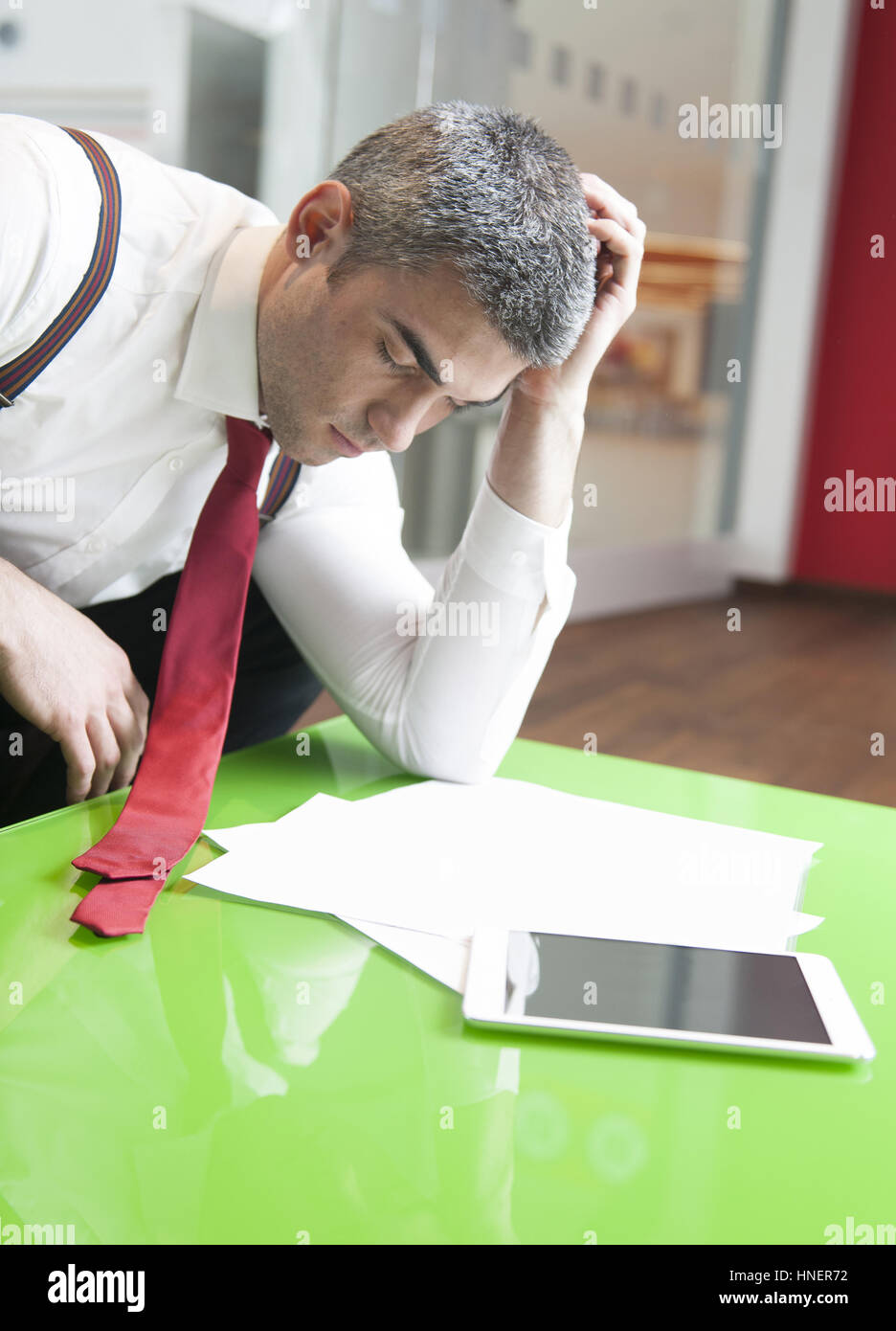 Geschäftsmann, einschlafen, während Dokumente lesen Stockfoto