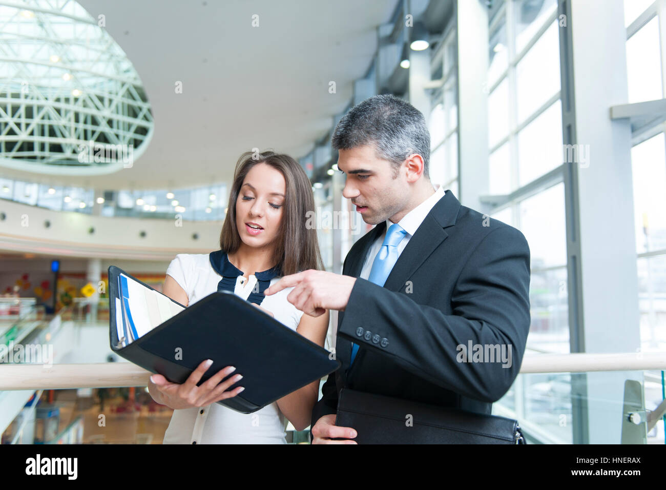 Geschäftsmann und Frau Arbeiten diskutieren Stockfoto