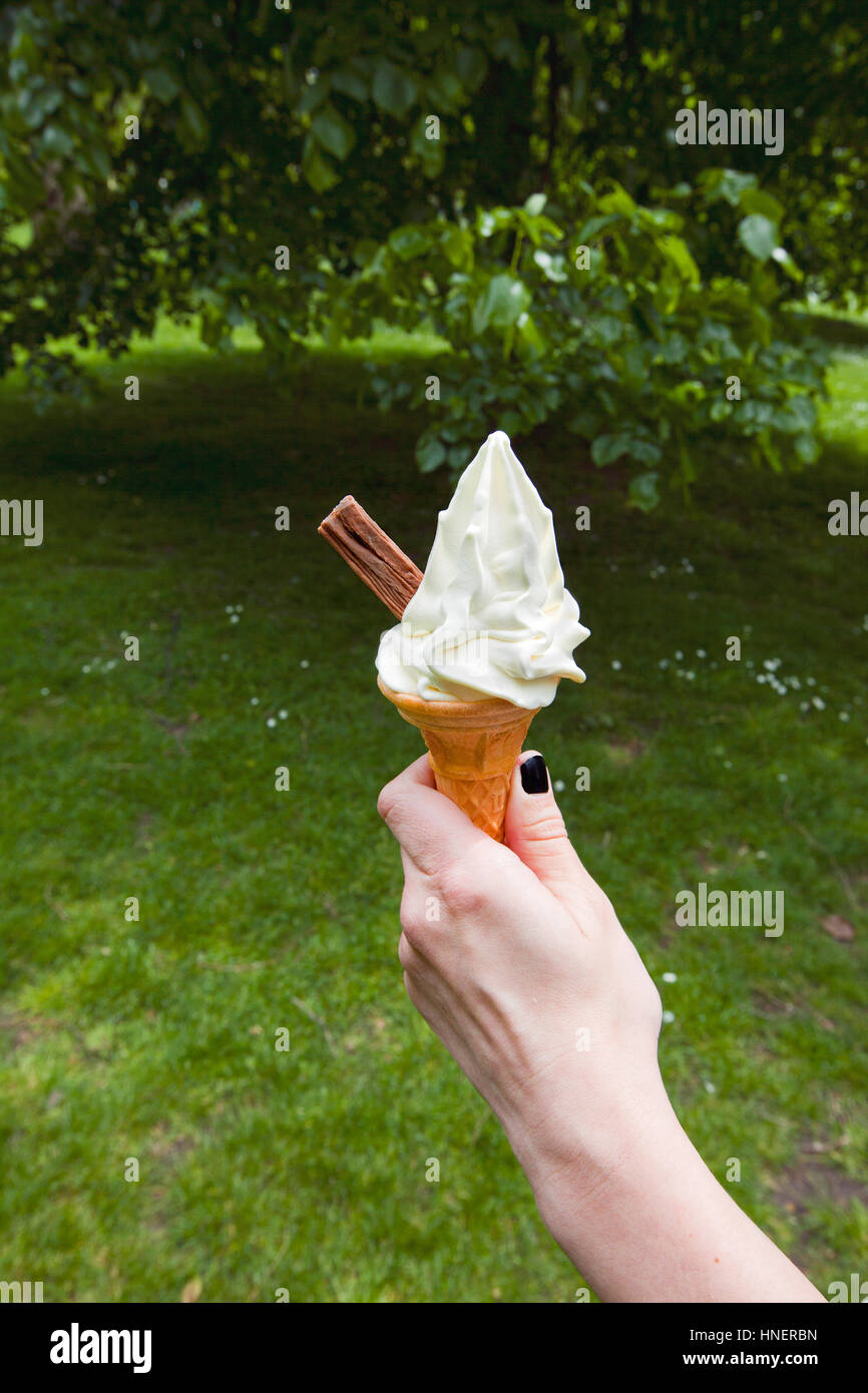 Womans Hand Holding weiche servieren Eis Stockfoto