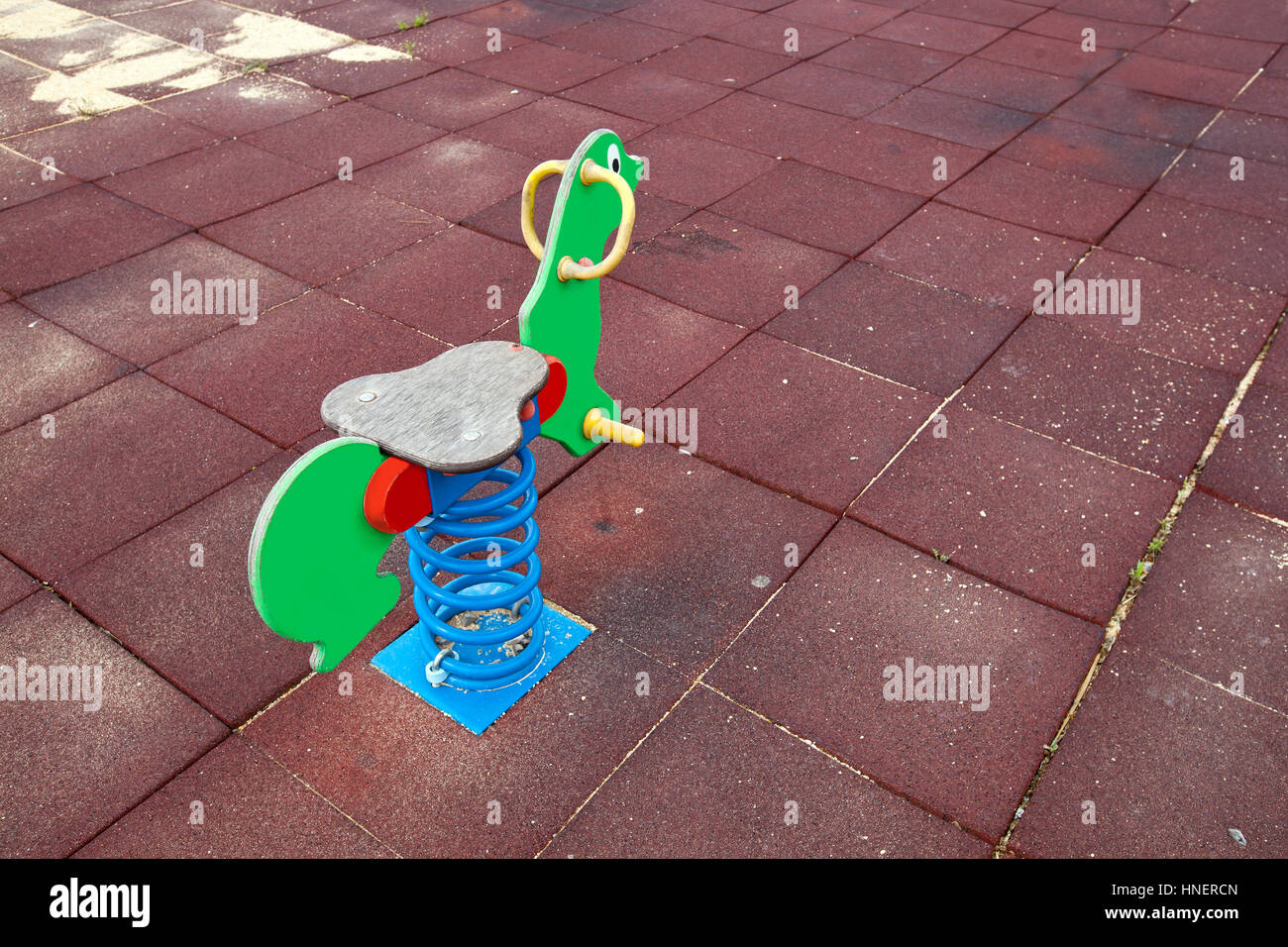 Spielzeugpferd im Kinderspielplatz, Region Valencia, Spanien Stockfoto