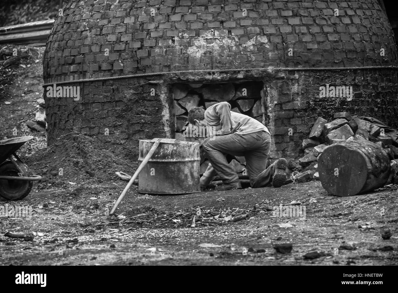 Klokocevac, Serbien - 24. März 2016: Die Gewinnung von Holzkohle auf traditionelle Weise im Wald mit Buchenholz Stockfoto