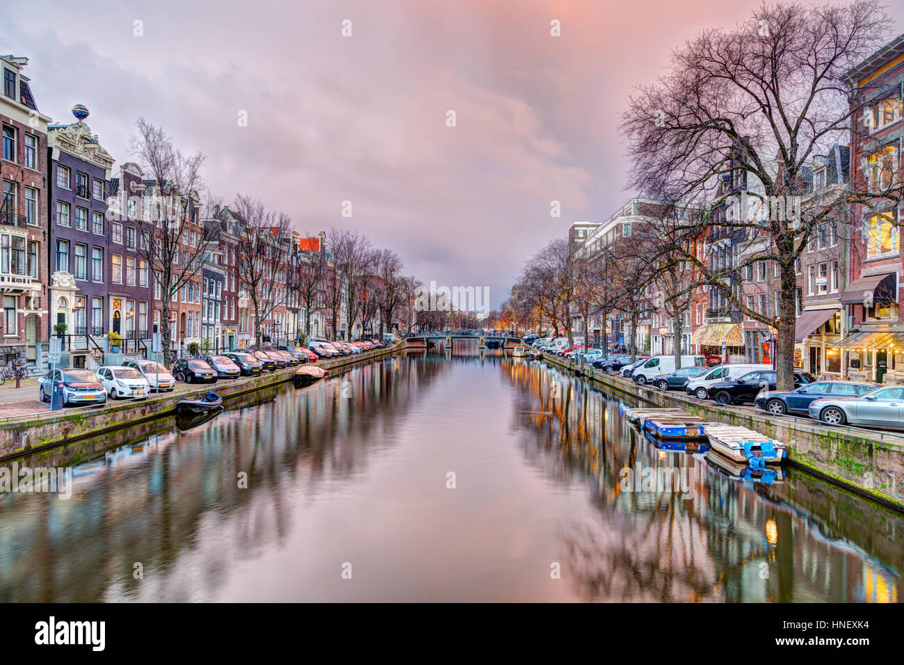 Kanal mit alten Häusern, Abend-Stimmung, Amsterdam, Niederlande Stockfoto