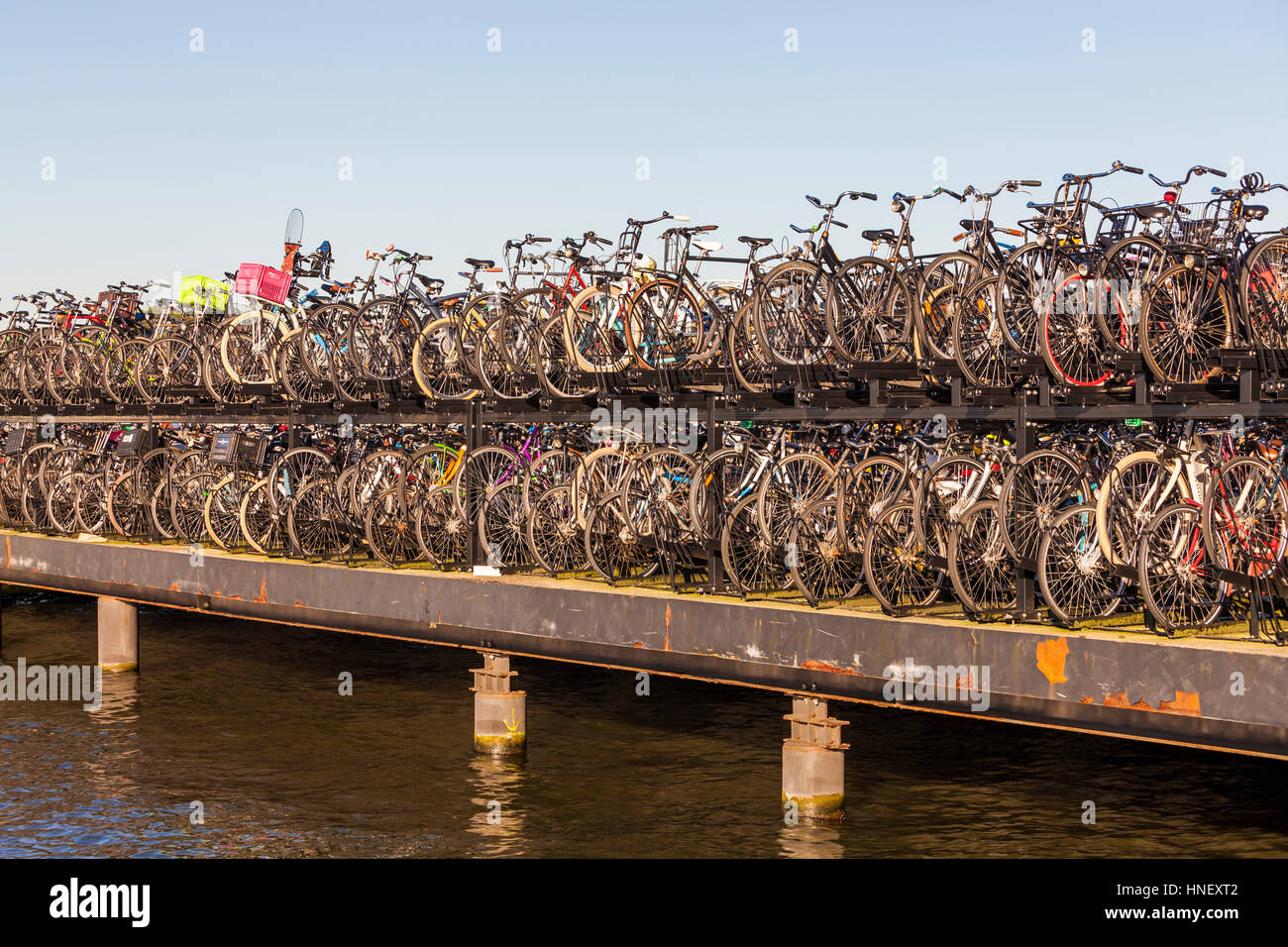 Fahrrad-Parkplatz am Fluss Het IJ, viele Fahrräder in der Bike-racks, Hafengebiet, Amsterdam, Nordholland Stockfoto