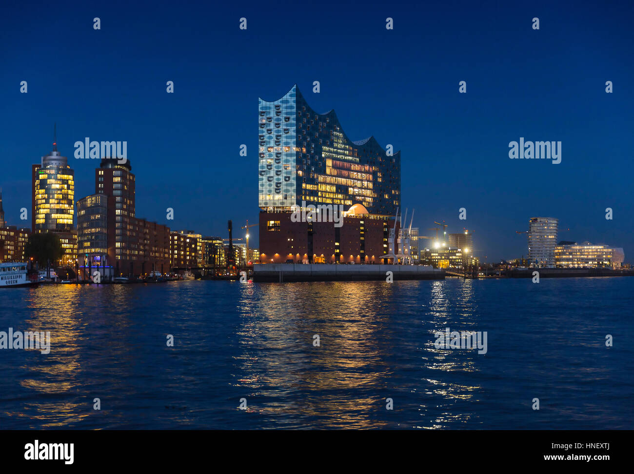 Elbphilharmonie, beleuchtet, Abend, Hamburg Deutschland Stockfoto