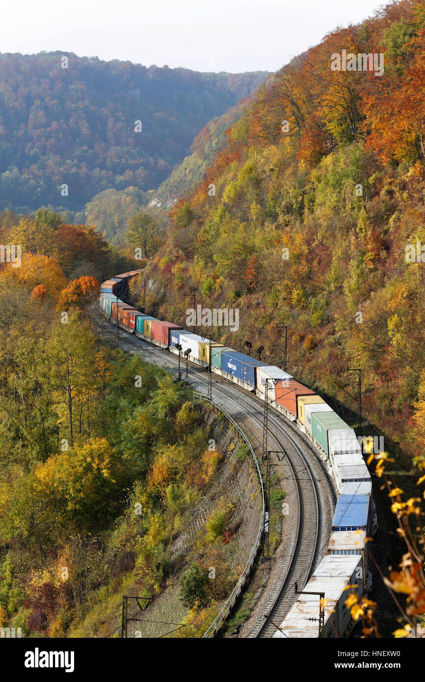 Güterzug auf Schienen, Geislinger Steige zwischen Geislingen und Amstetten, Baden-Württemberg, Deutschland Stockfoto