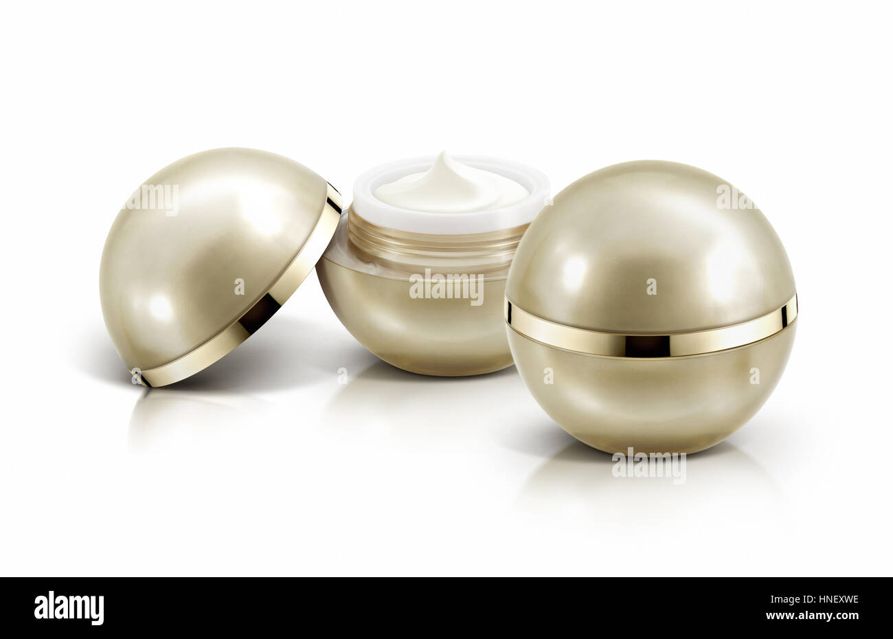 Zwei goldene Kugel kosmetische Glas auf weißem Hintergrund Stockfoto