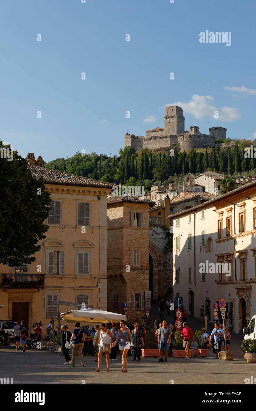 Piazza Santa Chiara, mit Festung Rocca Maggiore, Assisi, Umbrien, Italien Stockfoto