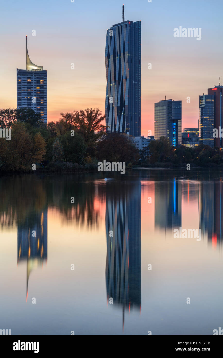 Reflexion, Wolkenkratzer, Donau-City auf der alten Donau, Kaiserwasser, Dämmerung, Wien, Österreich Stockfoto