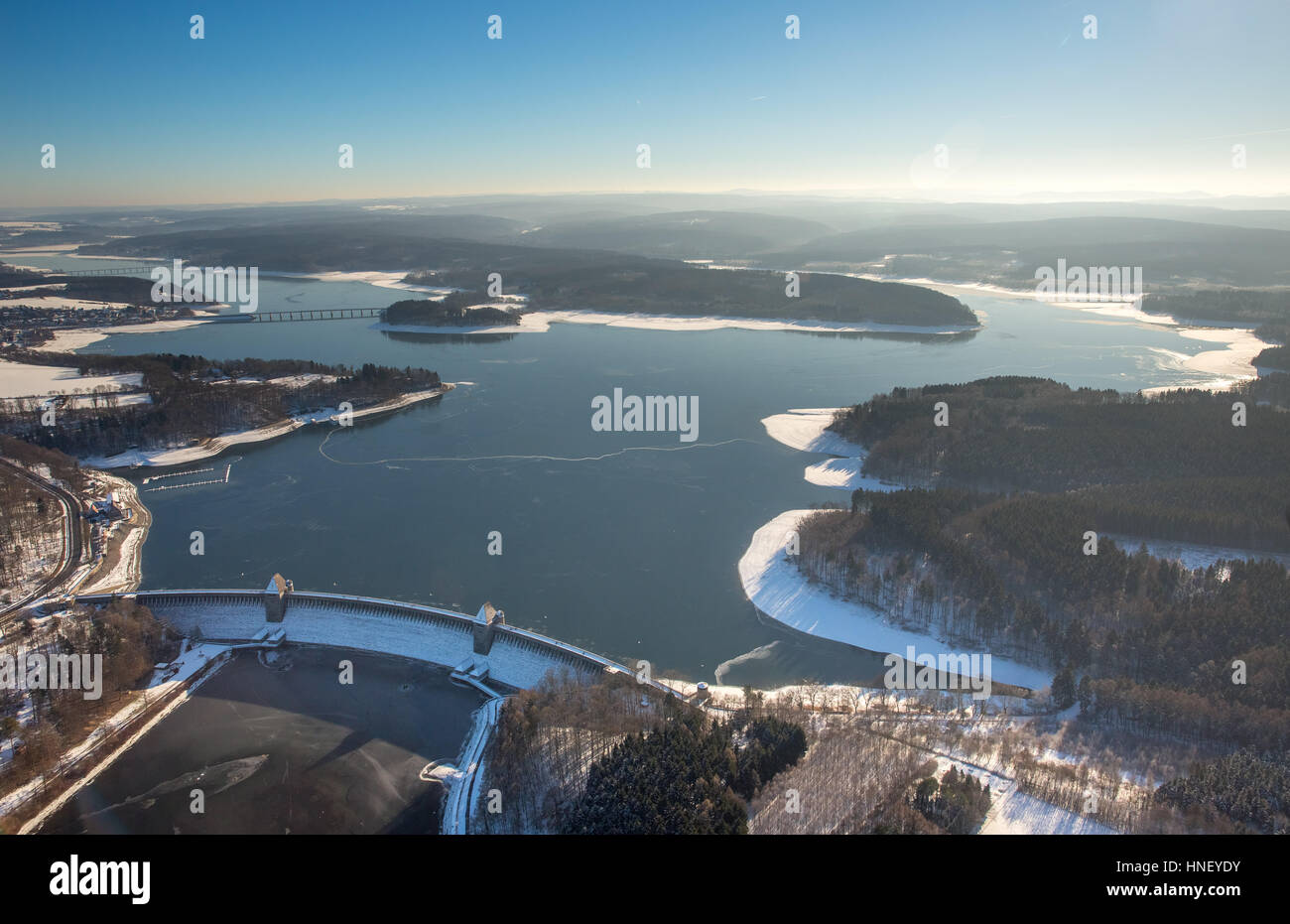 Dam mit Möhnesee im Winter, niedrige Wasser, Sauerland, Nordrhein-Westfalen, Deutschland Stockfoto