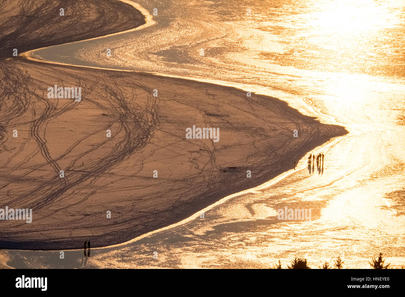 Goldene Abendstimmung, Sandbank mit Eis am Südufer, Winterwetter, Niedrigwasser am Möhnesee, Sauerland Stockfoto