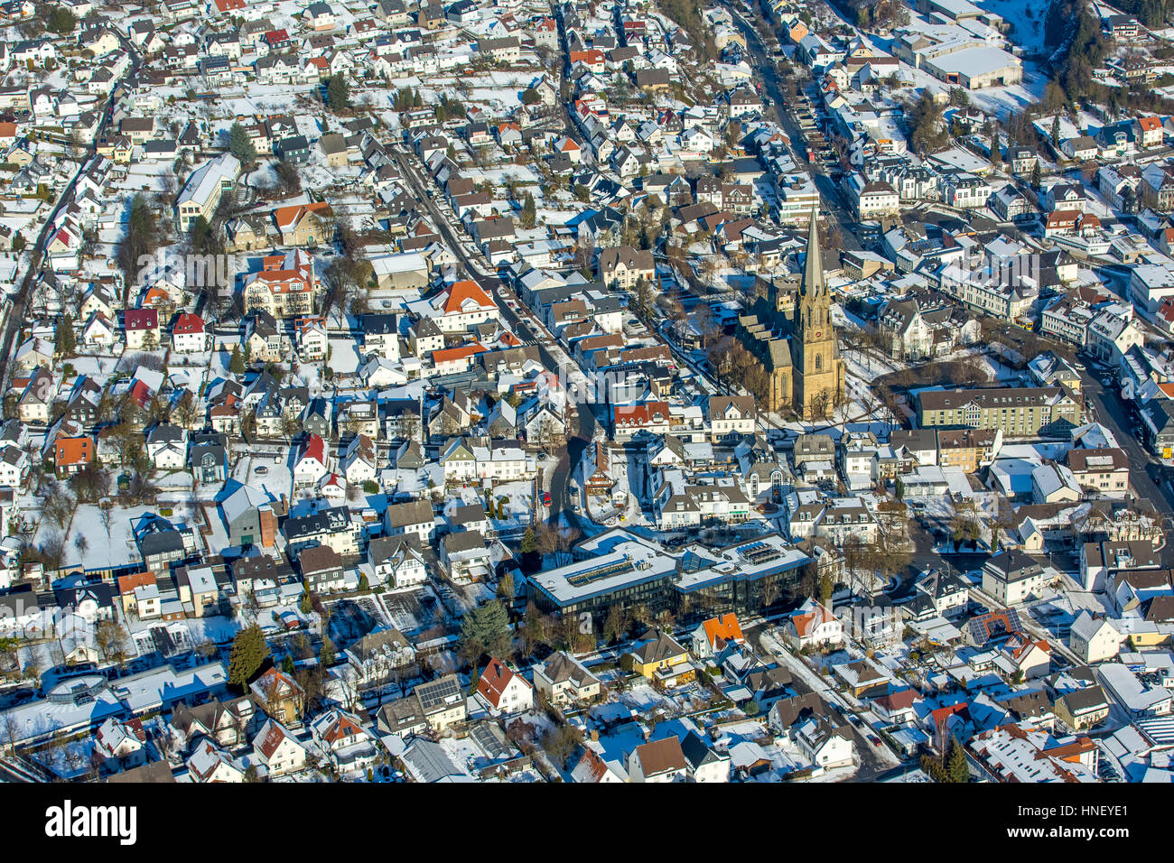 Stadtbild im Winter, Stadtkern mit St. Pancras, Warstein, Sauerland, Nordrhein-Westfalen, Deutschland Stockfoto