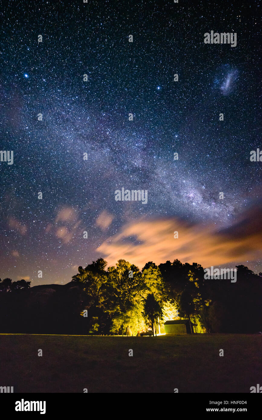 Milchstraße & Magellanschen Wolken über Campingplatz im onamalutu, Neuseeland Stockfoto