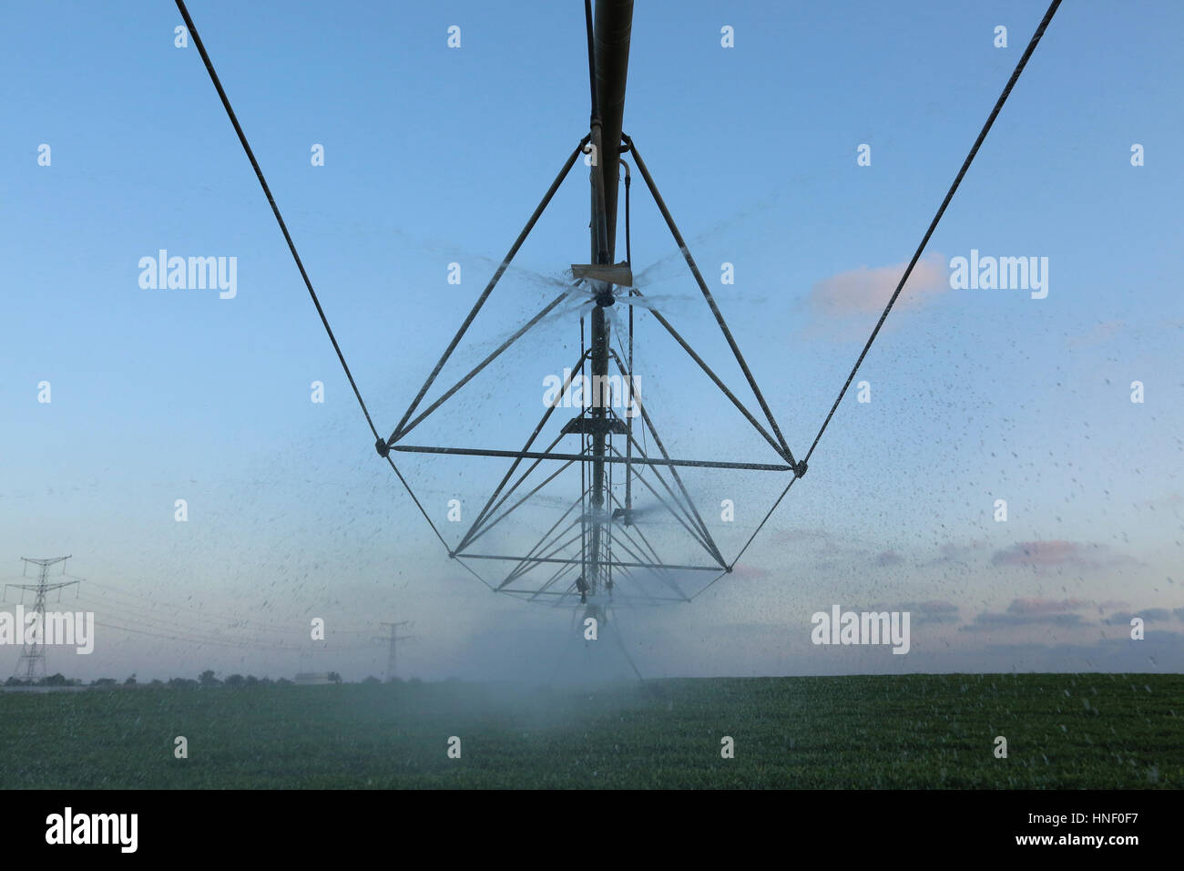 Automatische Sprinkler System (Bewässerung Roboter) bewässert eine Feld n Emek Hefer, Israel Stockfoto