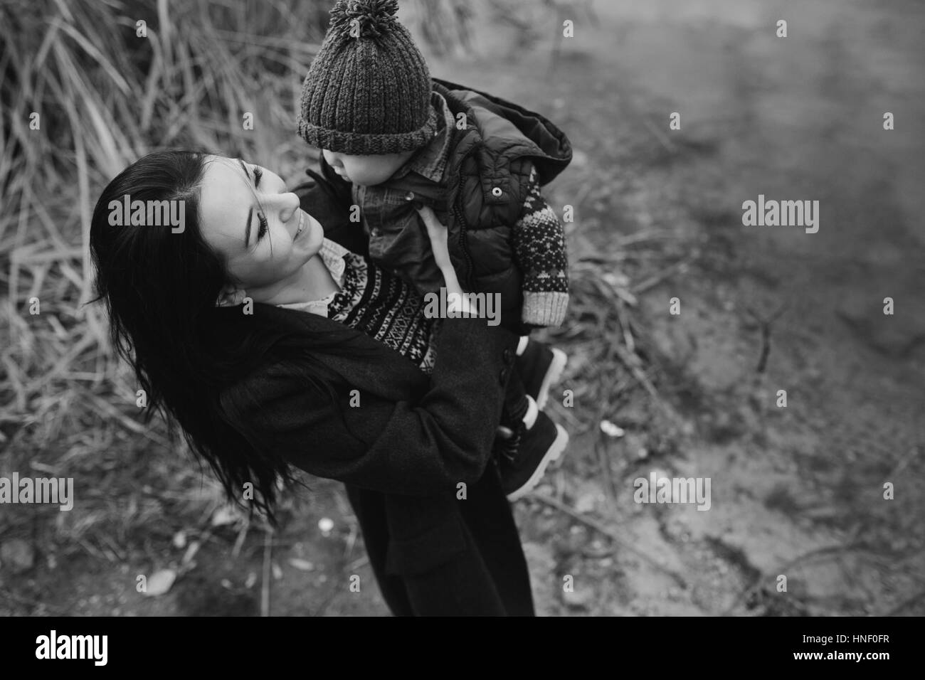 Frau und Kind am Ufer des Flusses Stockfoto