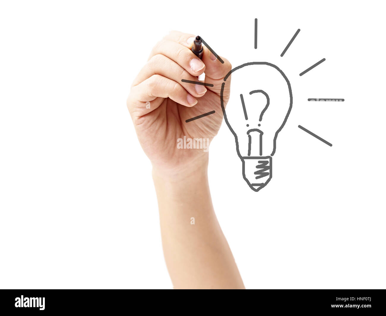 Hand eines Mannes zeichnen eine Glühbirne, isoliert auf weißem Hintergrund. Stockfoto