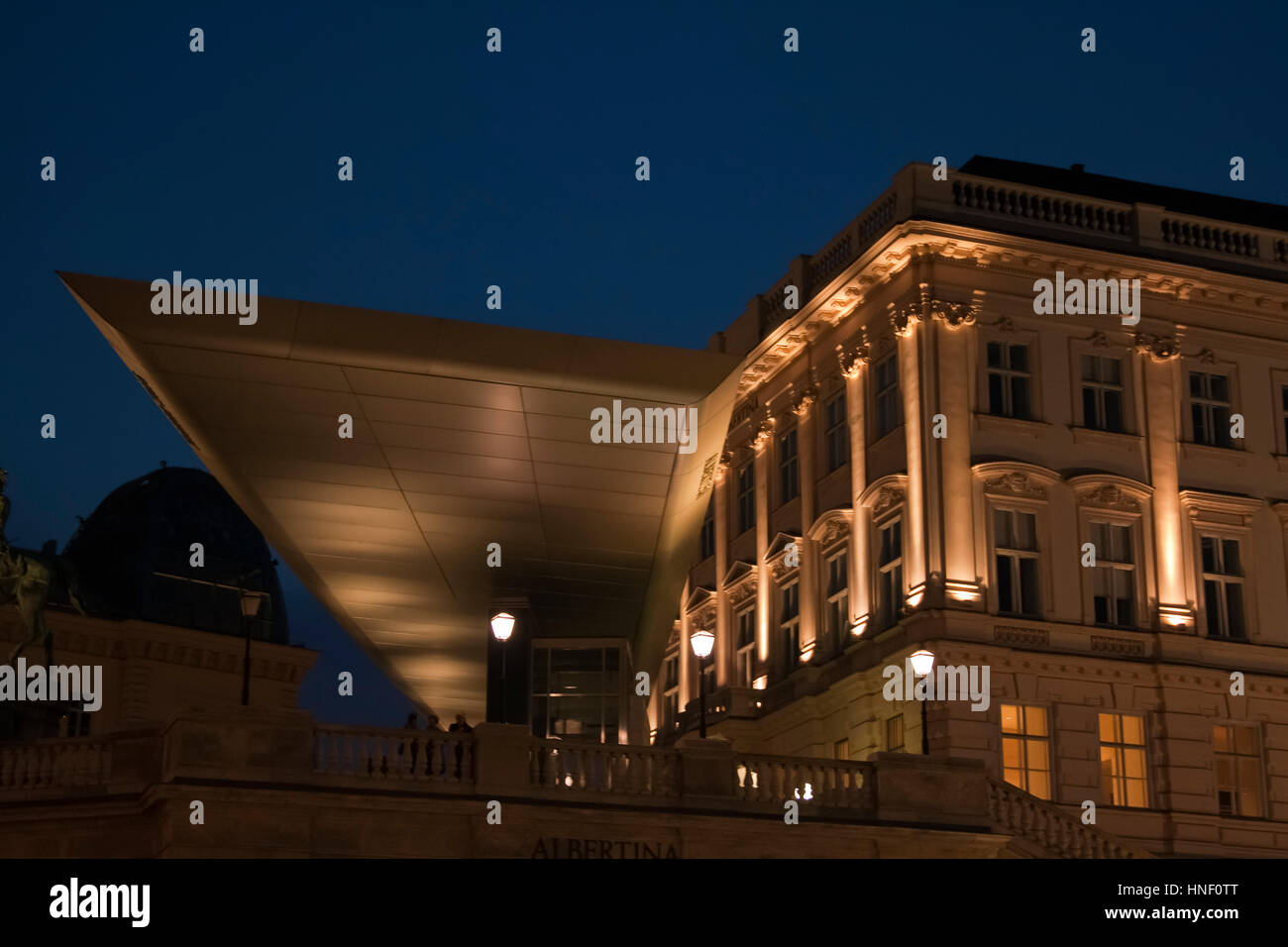 außen an der Albertina, Wien, Österreich in der Nacht Stockfoto