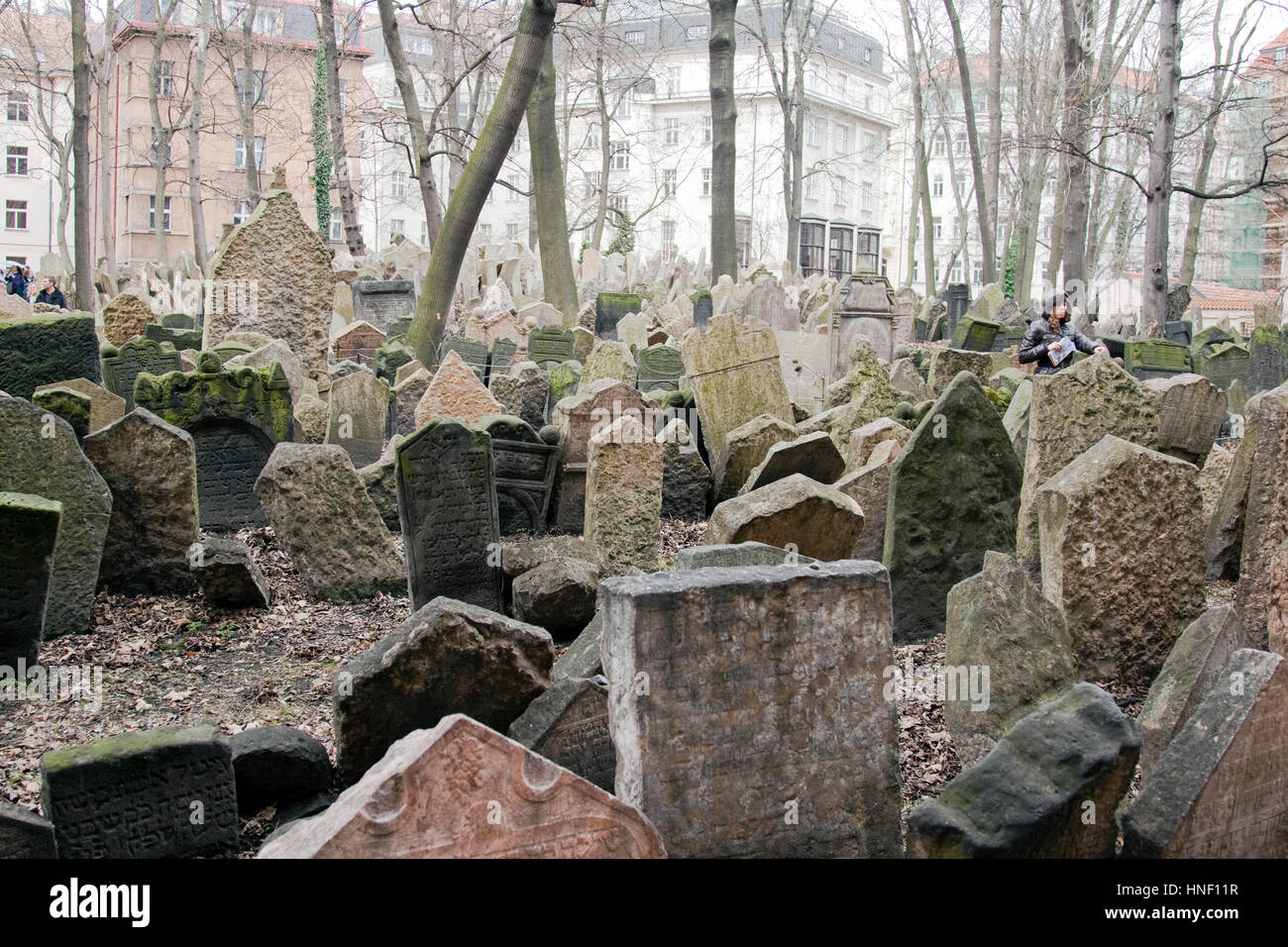 Grabsteine auf dem jüdischen historischen Friedhof, Prag, Tschechische Republik Stockfoto