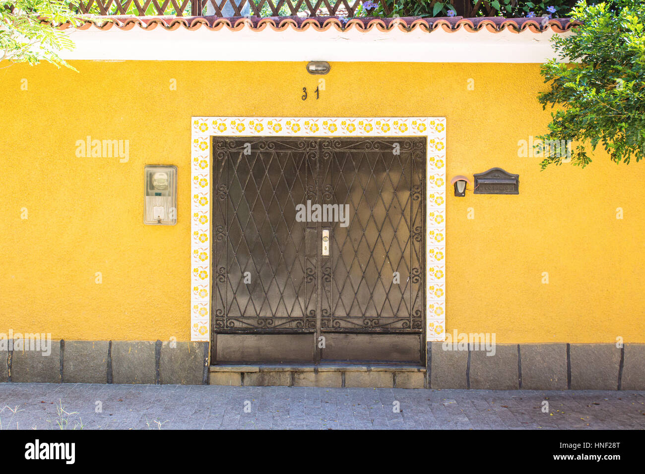 Brasilien, Bundesstaat Rio De Janeiro, Paqueta Island, Fassade des Hauses mit hellen gelben Wänden Stockfoto