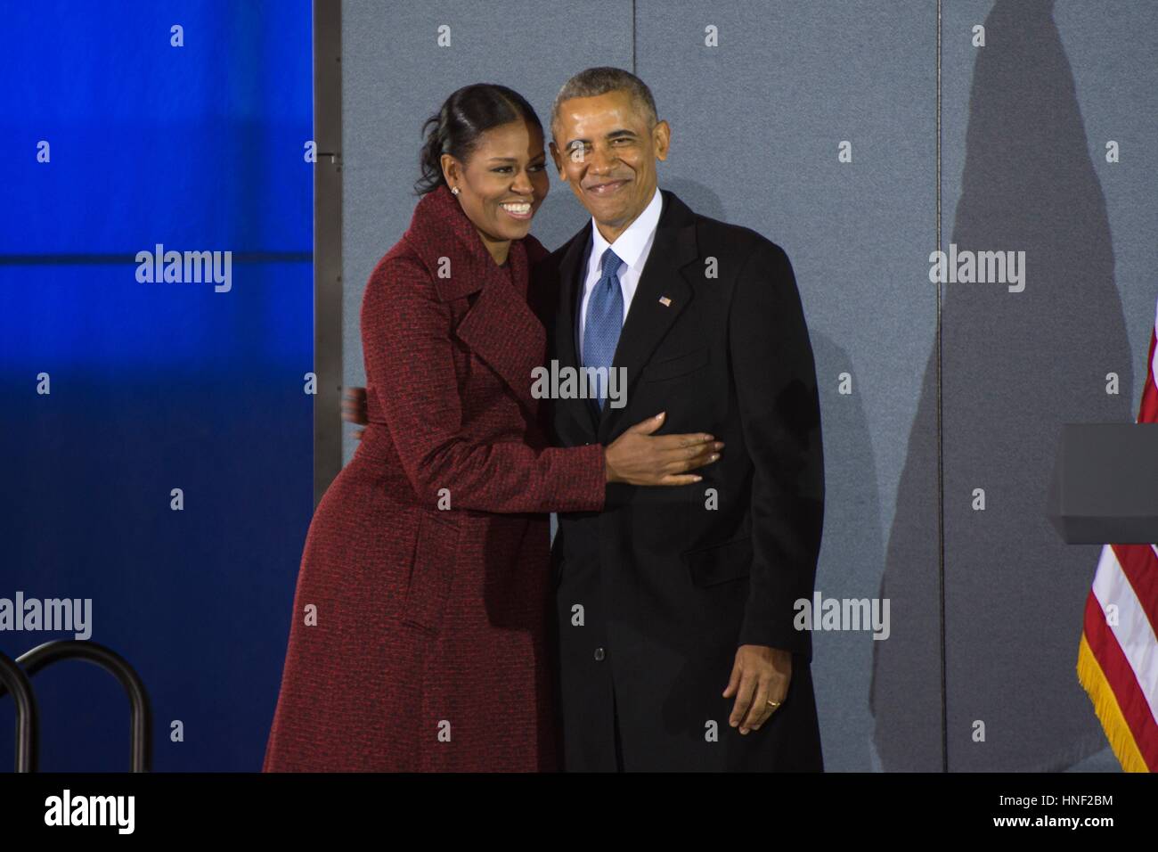 Ehemaliger US-Präsident Barack Obama umarmt seine Frau, ehemalige First Lady Michelle Obama, nach seiner Abschiedsrede in gemeinsame Basis Andrews 20. Januar 2017 in Maryland. Stockfoto