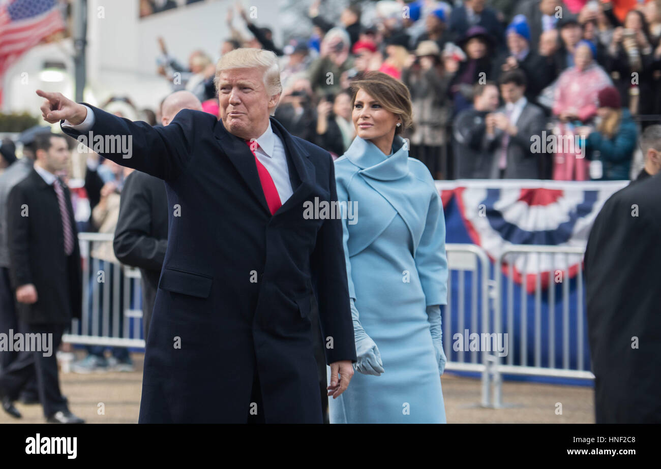 US-Präsident Donald Trump verweist auf das Publikum, als er auf der Pennsylvania Avenue in der 58. Presidential Inaugural-Parade mit First Lady Melania Trump 20. Januar 2017 in Washington, DC. Stockfoto