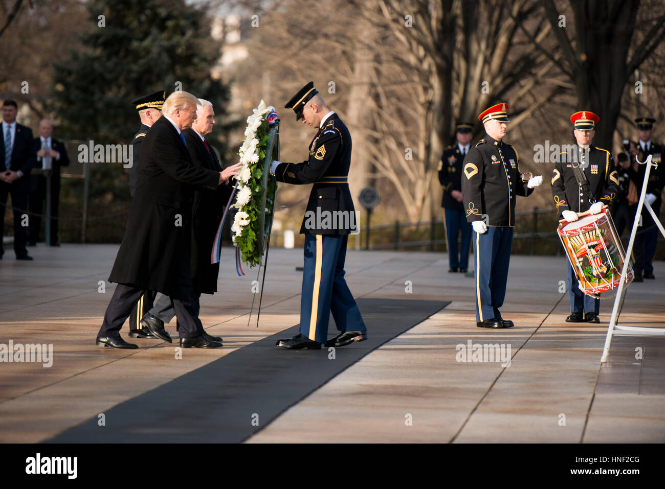 U.S. Präsident elect Donald Trump und Vice Präsident elect Mike Pence legen einen Kranz auf dem Arlington National Friedhof Grab des unbekannten Soldaten 19. Januar 2017 in Arlington, Virginia. Stockfoto