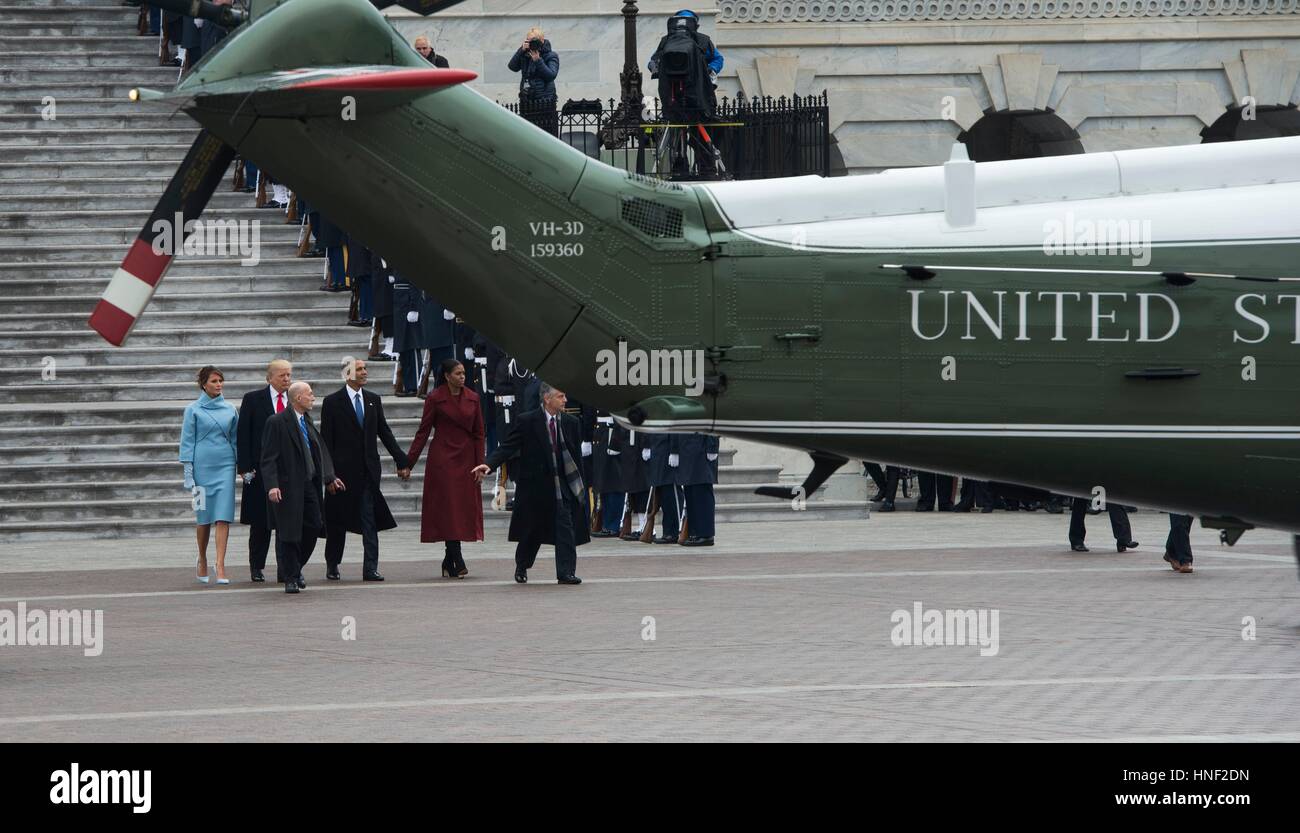 US-Präsident Donald Trump und First Lady Melania Trump escort ehemaliger Präsident Barack Obama und ehemalige First Lady Michelle Obama, der US-Marine One Hubschrauber zur Abfahrt auf dem US-Kapitol während der 58. Presidential Inauguration 20. Januar 2017 in Washington, DC. Stockfoto