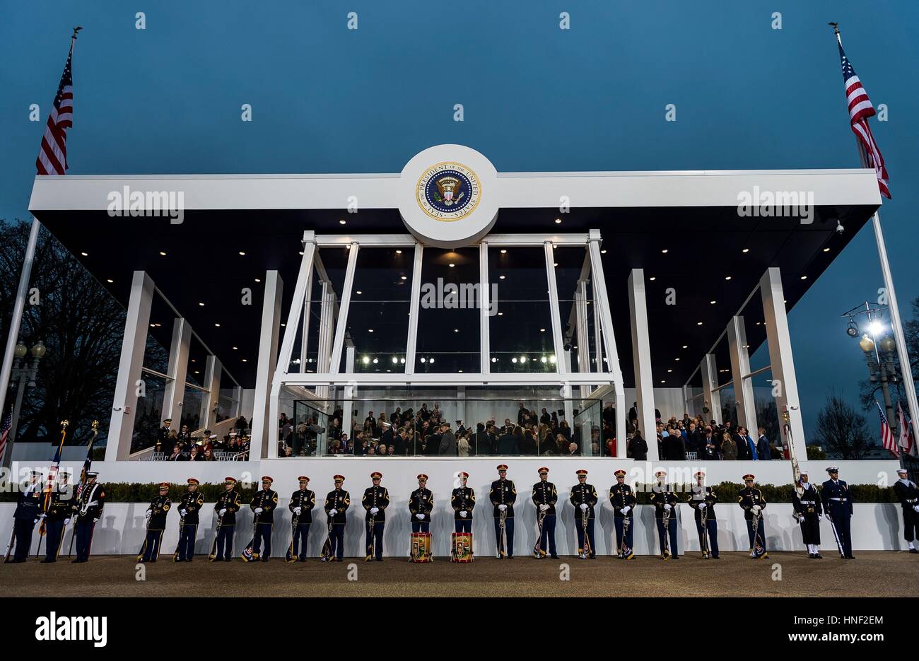 US Army Band Soldaten Line-up vor den Präsidentschaftswahlen Beitrag stehen an der Pennsylvania Avenue am Ende der 58. Presidential Inaugural Parade nach der Eröffnung der Präsident Donald Trump 20. Januar 2017 in Washington, DC. Stockfoto