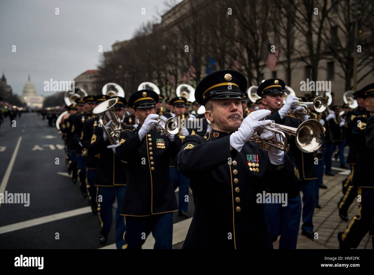 US Army Feld Band Soldaten marschieren auf der Pennsylvania Avenue während der 58. Presidential Inaugural Parade nach der Eröffnung der Präsident Donald Trump 20. Januar 2017 in Washington, DC. Stockfoto