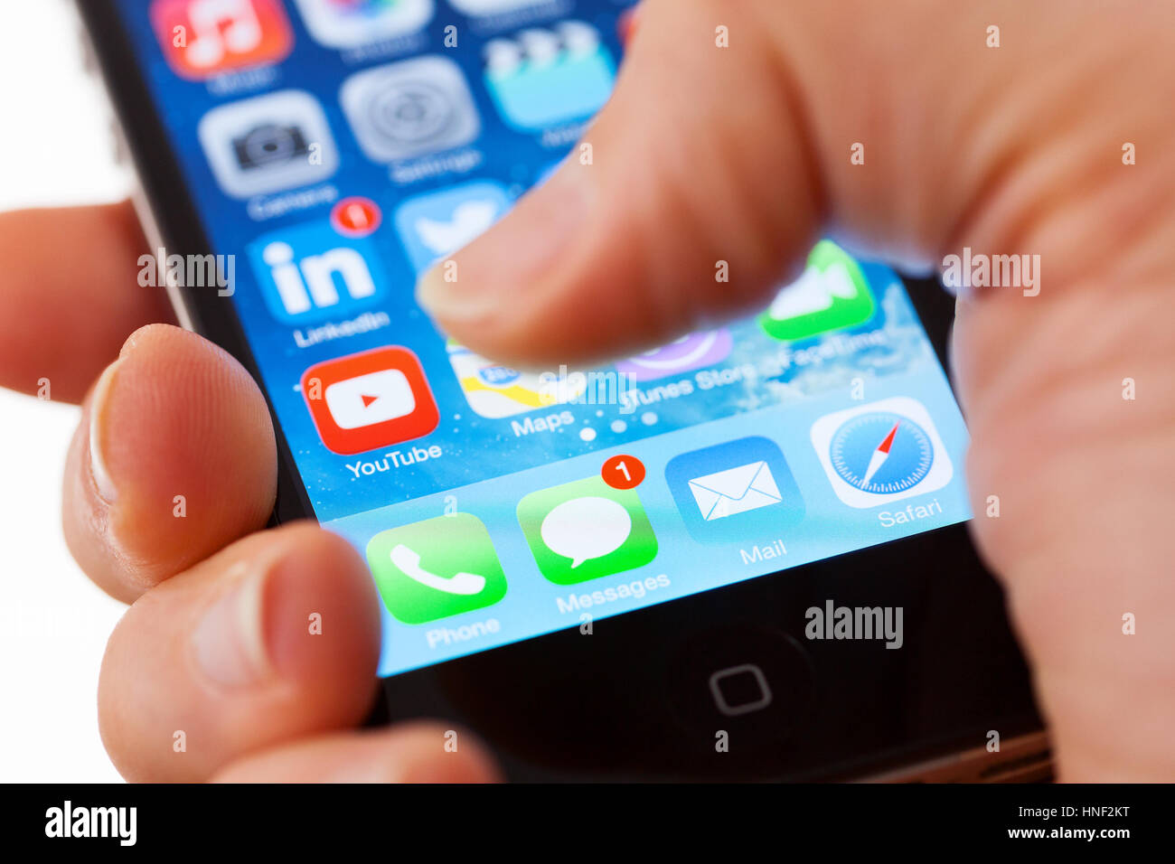 BATH, Großbritannien - 15. Januar 2014: Nahaufnahme eines Apple iPhone 4 s Bildschirm mit einem Mann Daumen schwebt das Text-Nachricht-Symbol, das eine ungelesene zeigt mir Stockfoto