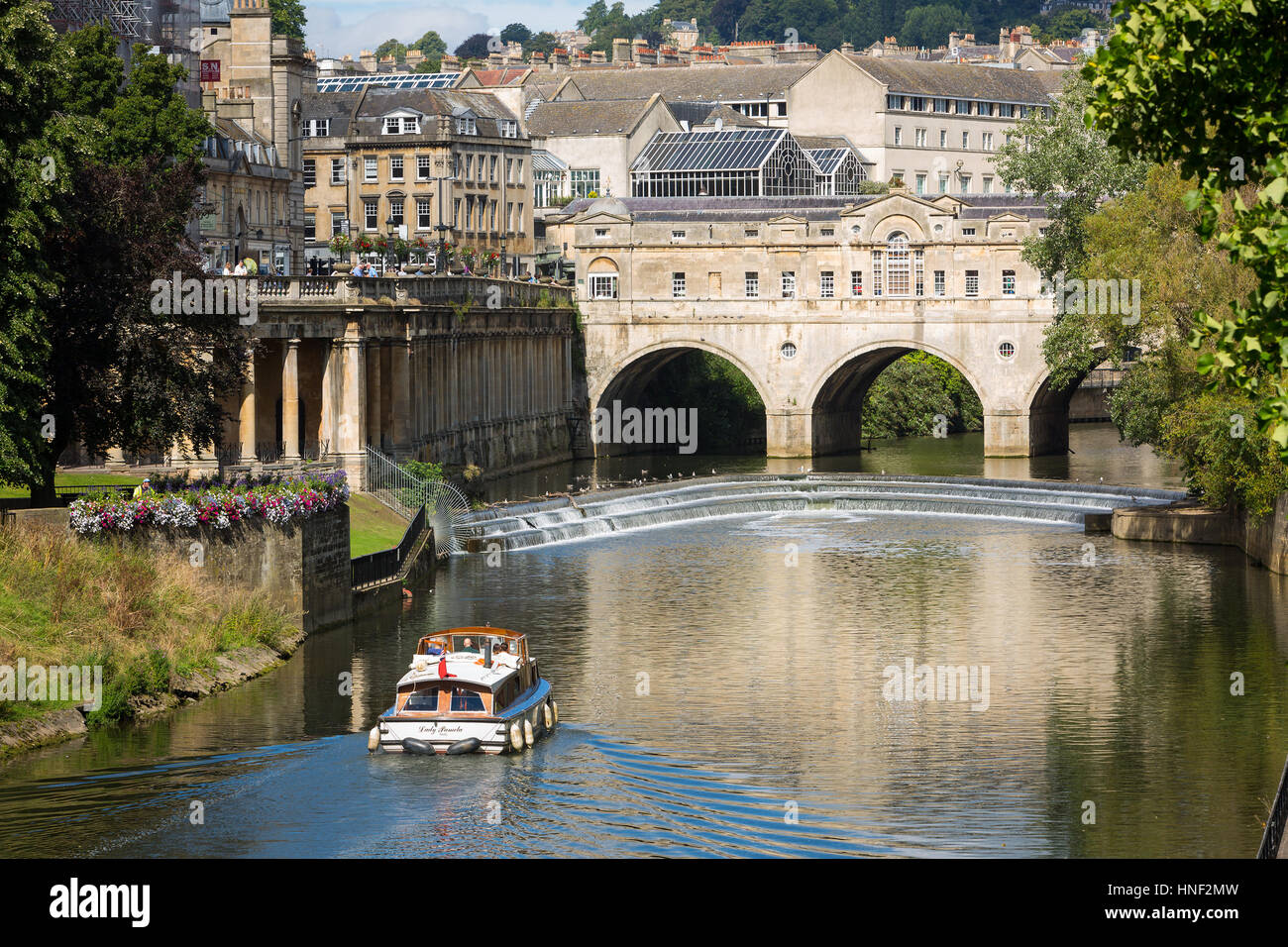 BATH, Großbritannien - 26. August 2016: Ausflugsschiff am Fluss Avon Pulteney Wehr und Pulteney Bridge. Stockfoto
