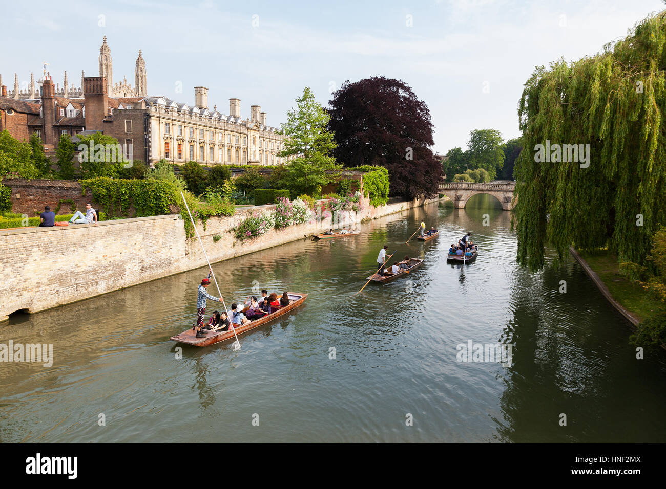 CAMBRIDGE, UK - 12. Juni 2015: Menschen in Booten auf dem Fluss Cam mit Clare College und Clare Bridge im Hintergrund Stockfoto