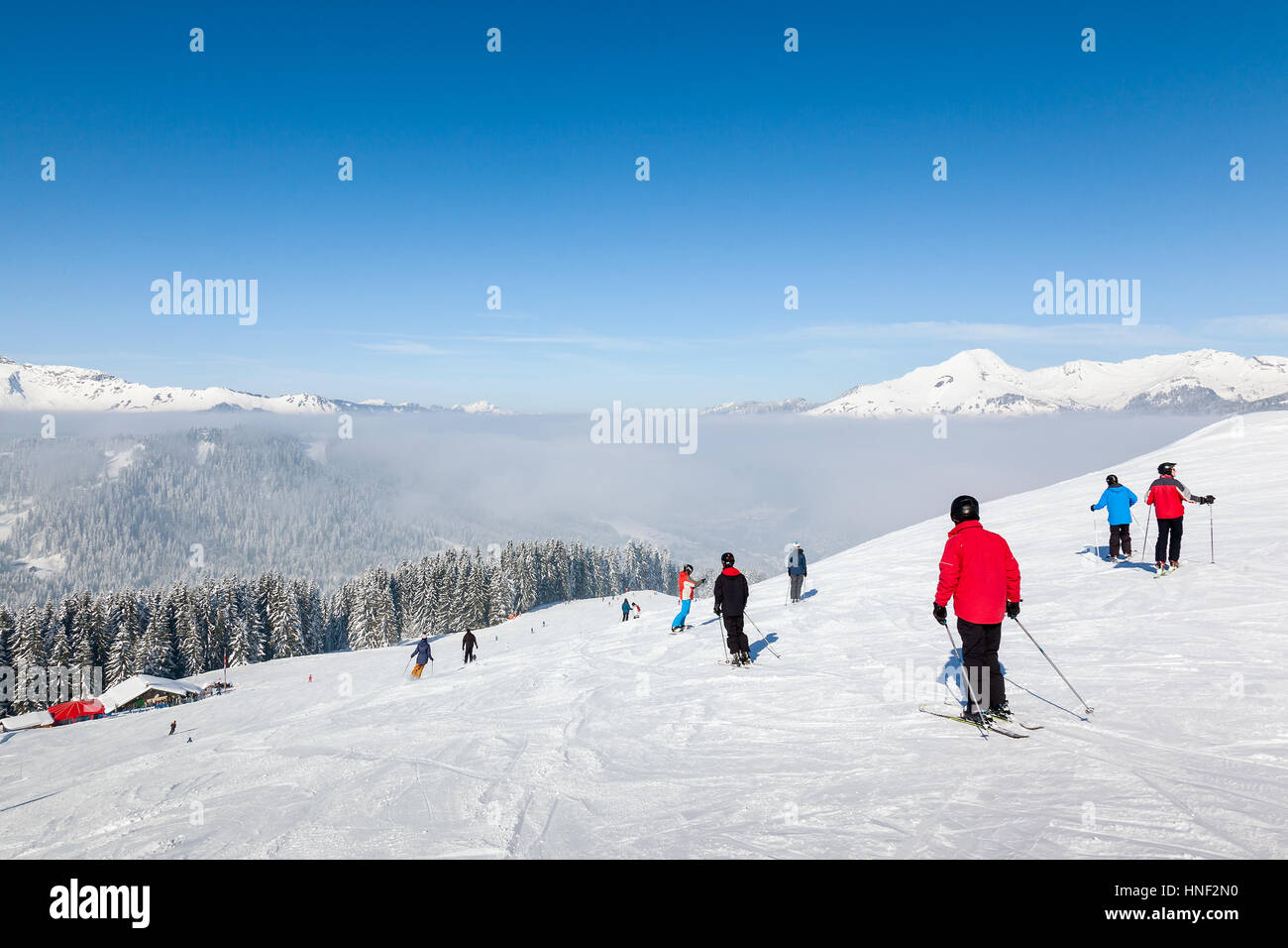 MORZINE, Frankreich - 7. Februar 2015: Skifahrer und Snowboarder auf der Piste La Combe in Morzine-Avoriaz Resort, Teil des Skigebietes Portes du Soleil. Stockfoto