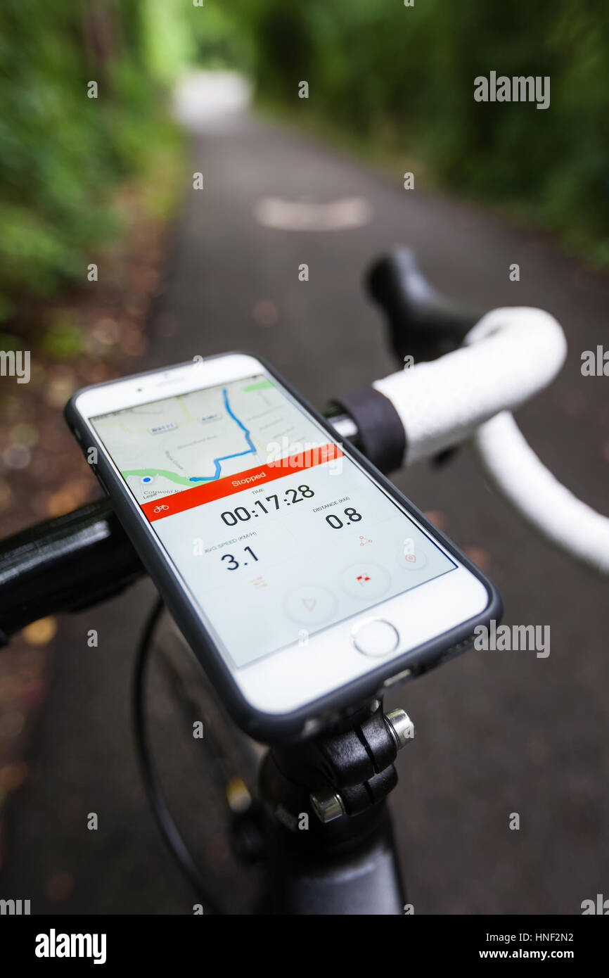 BATH, UK - 31. August 2015: Nahaufnahme eines Smartphones auf den Lenker ein Rennrad auf einem Radweg montiert. Das Telefon zeigt die Strava Stockfoto