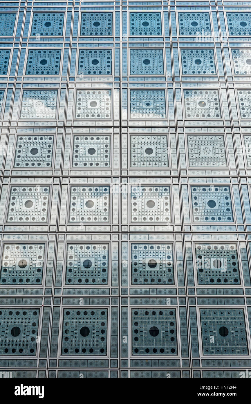 Frankreich, Paris, Fassade des Institut du Monde Arabe, entworfen von Architekt Jean Nouvel Stockfoto