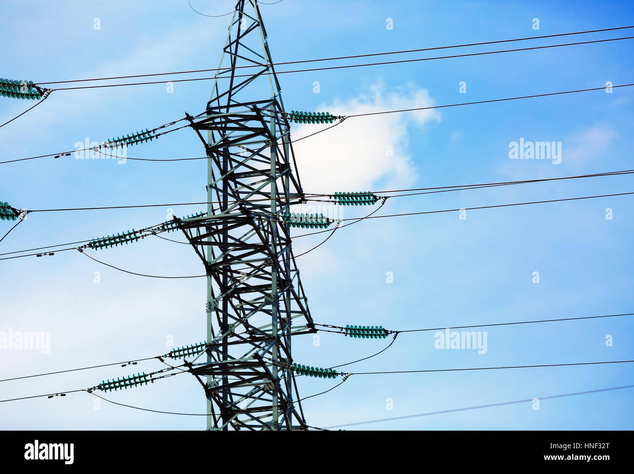 Hochspannungs-Post. Strommast Übertragung gegen blauen Himmel abhebt. Stockfoto